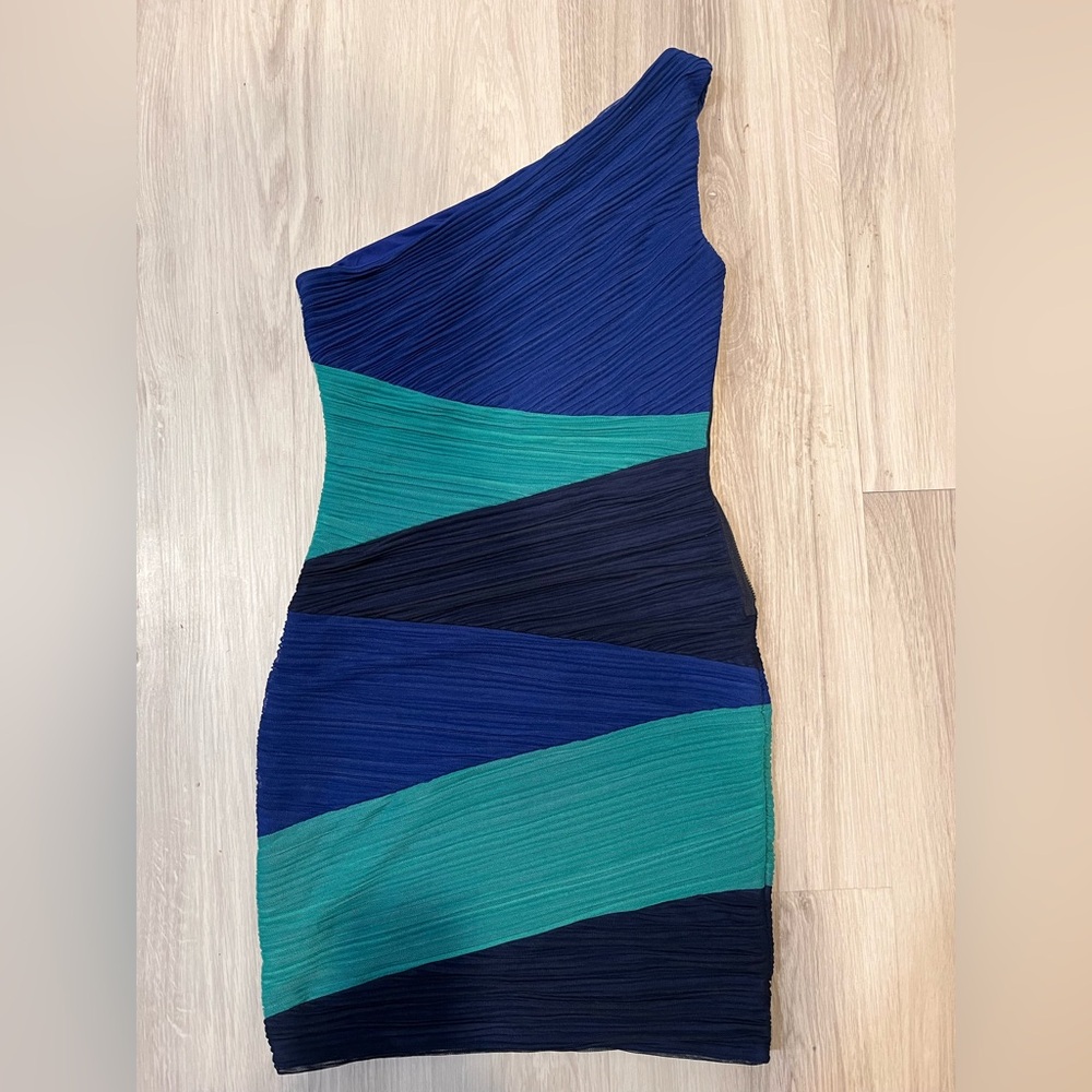 BCBG MAXAZRIA Elegant Blue and Green One-Shoulder Dress - Picture 3 of 7